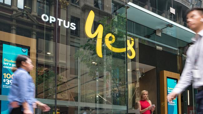 SYDNEY, AUSTRALIA - NewsWire Photos, NOVEMBER 09, 2023: Crowd outside the Optus centre in George Street in Sydney.  Picture: NCA NewsWire / Flavio Brancaleone