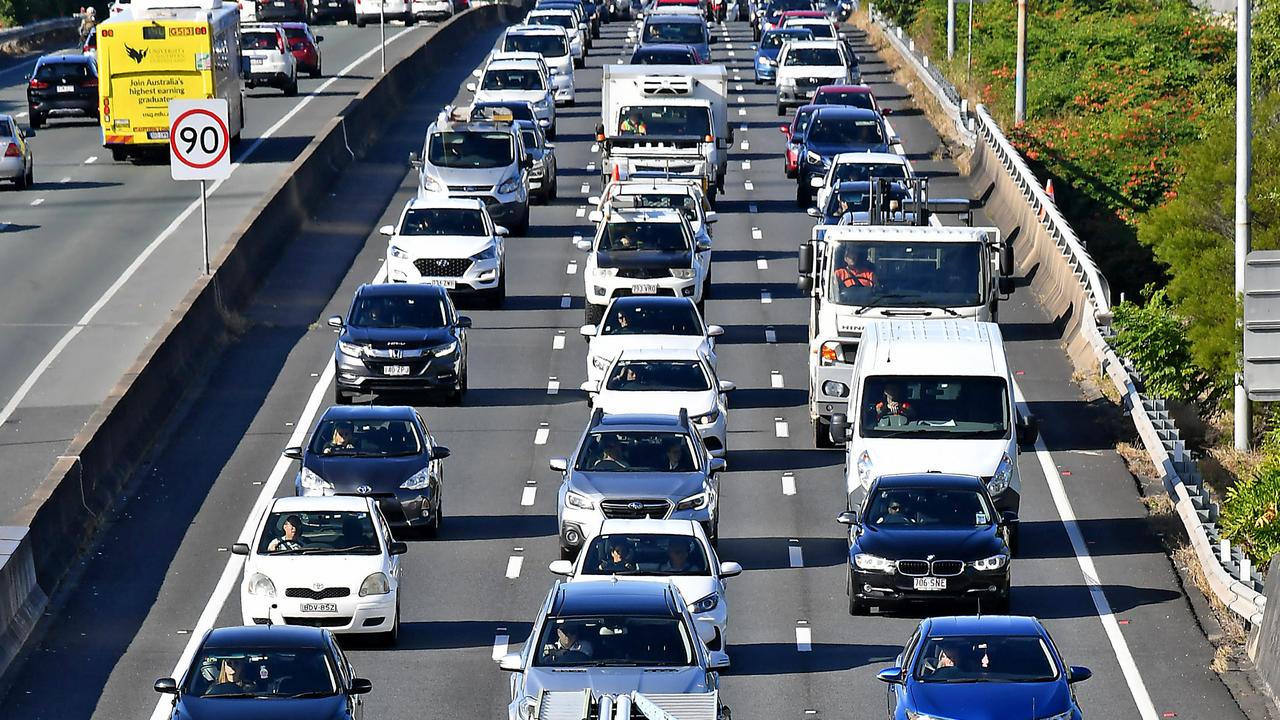 Brisbane traffic Eight Mile Plains crash closes M1 northbound lanes