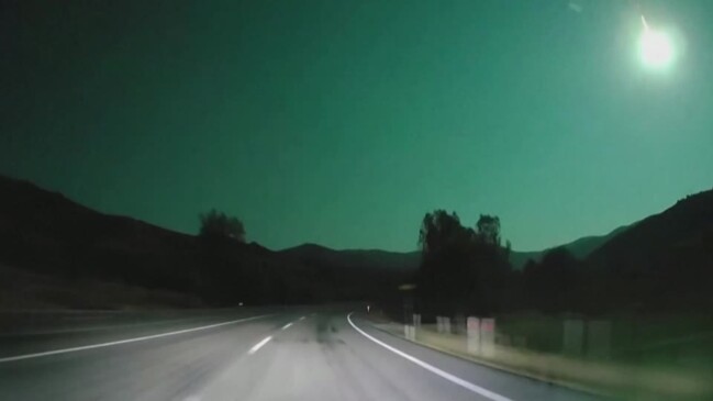 Meteor lights up Turkey's sky green