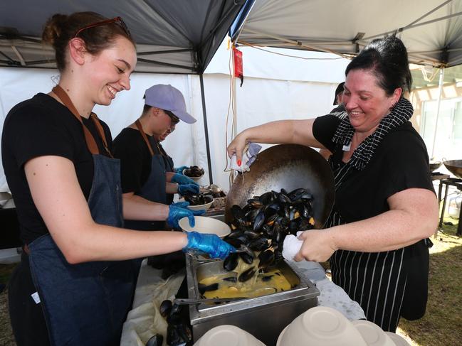 Portarlington Mussel Festival. Jesslyn Airey and Emily Traupel of Miss Mussel from Portarlington prepare some of the 640kg of Mussels for the day.  Picture: Mike Dugdale