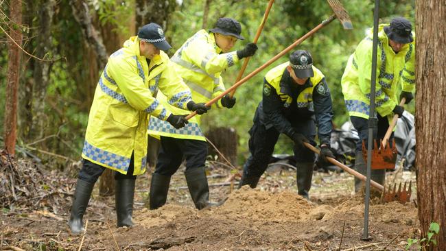 Detectives search for William Tyrrell's remains in scrub off Batar Creek Rd.