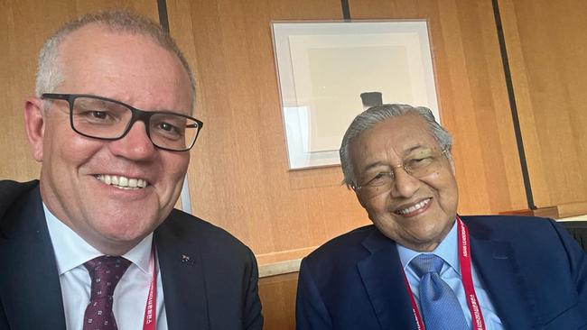 Scott Morrison and Mahathir bin Mohamad, right, at the Asian leaders summit in Seoul on Wednesday.