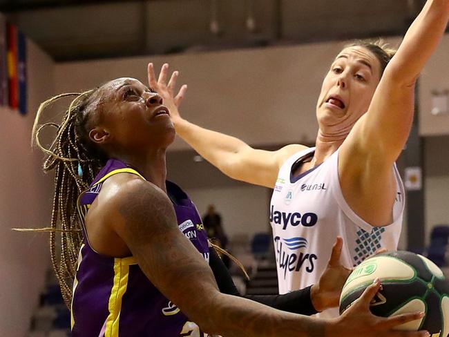 MELBOURNE, AUSTRALIA - DECEMBER 11: Tiffany Mitchell of the Boomers drives to the basket during the round two WNBL match between Melbourne Boomers and Southside Flyers at , on December 11, 2021, in Melbourne, Australia. (Photo by Kelly Defina/Getty Images)