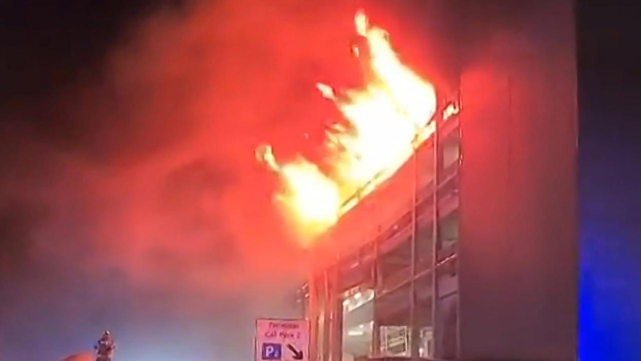Lotnisko Luton: Pasażerowie uciekają po pożarze parkingu