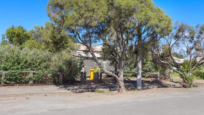 Set back behind a number of shady trees, 69 McDonald St, Murtoa, has a bargain asking price of $75,000.