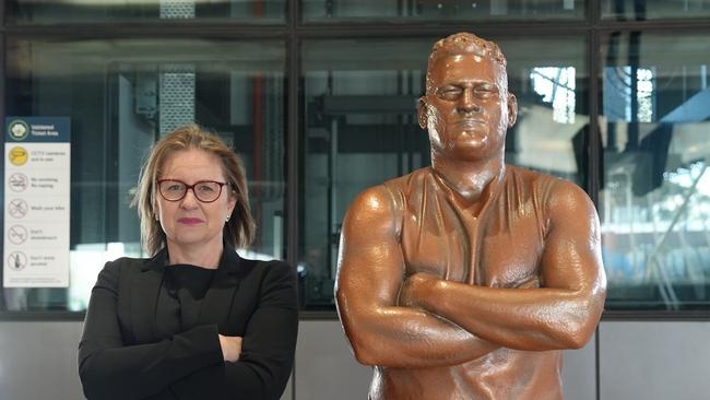 Premier Jacinta Allan with the Brendan Fevola statue at Narre Warren train station.