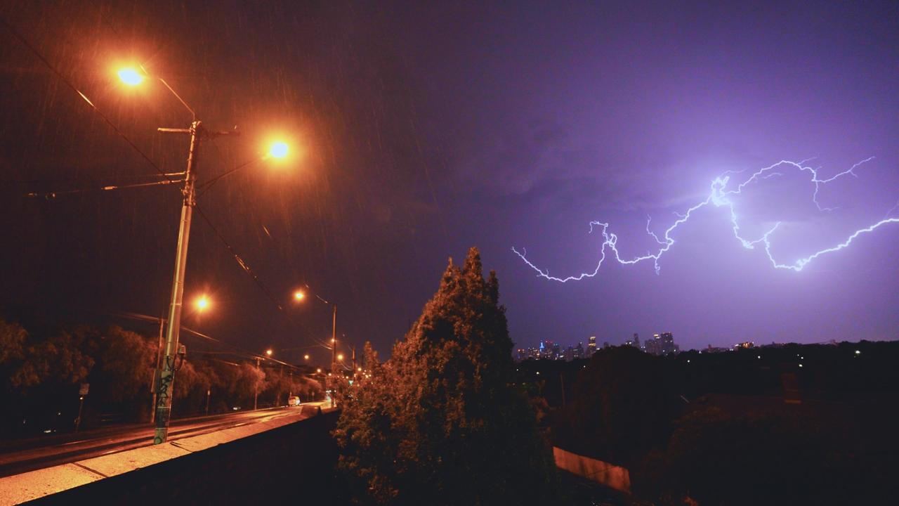 Storms cut power to thousands in midst of heatwave