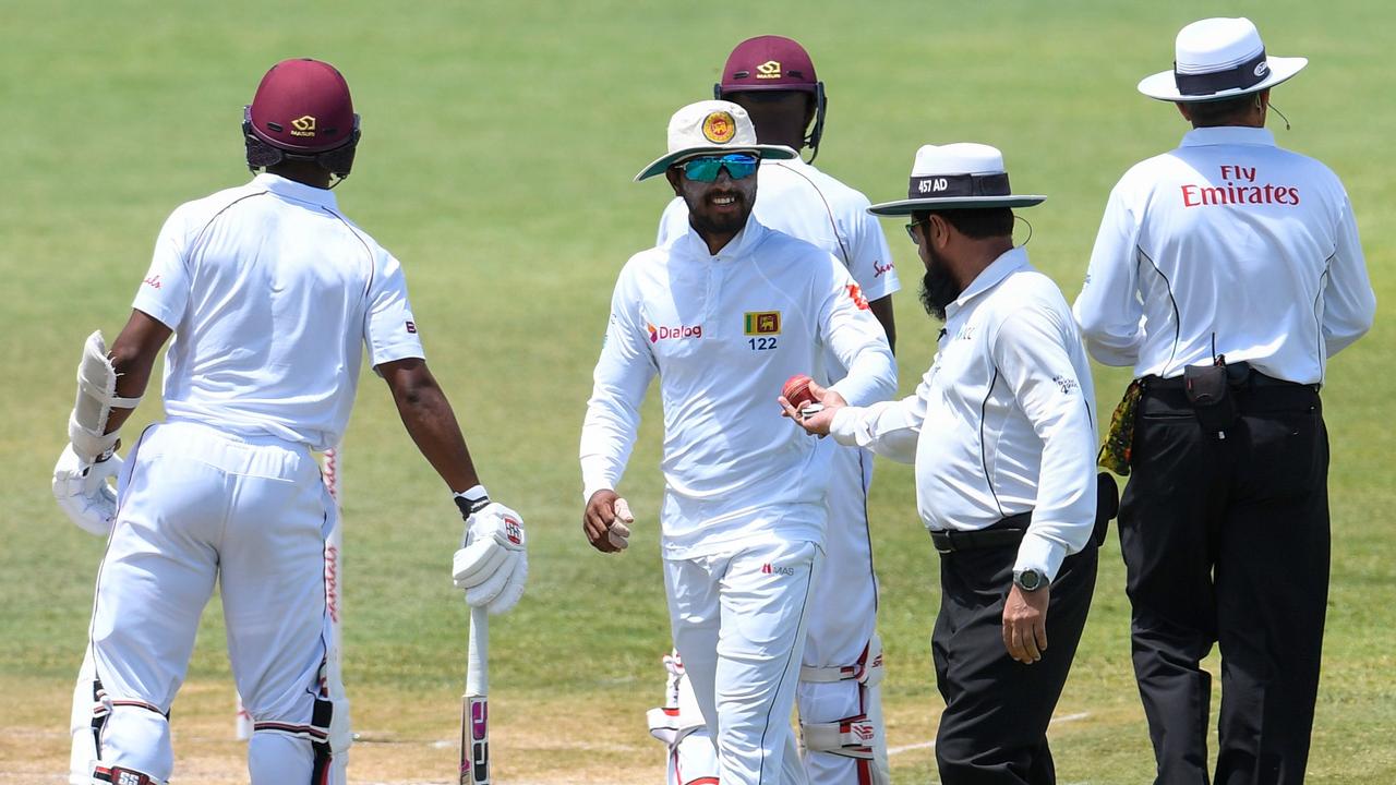 Dinesh Chandimal of Sri Lanka receives the ball from umpire Aleem Dar during day 3 of the 2nd Test between West Indies and Sri Lanka. Photo: Randy Brooks/AFP