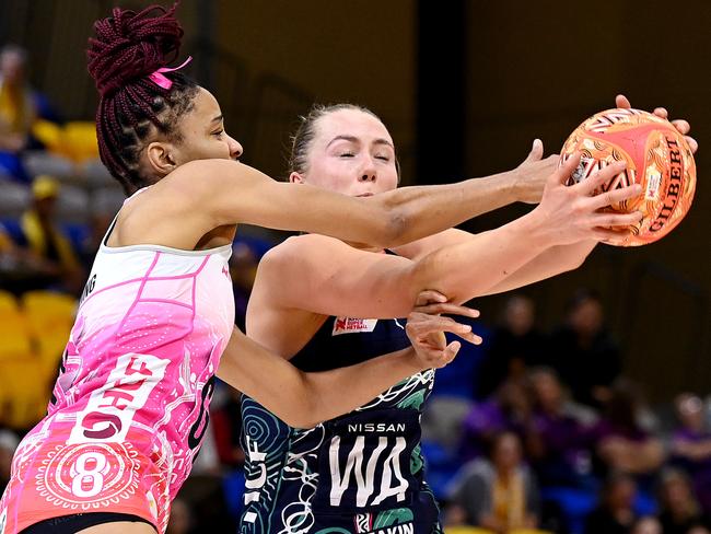 SUNSHINE COAST, AUSTRALIA - JUNE 06: Hannah Mundy of the Vixens and Shamera Sterling of the Thunderbirds challenge for the ball during the round six Super Netball match between Melbourne Vixens and Adelaide Thunderbirds at University of Sunshine Coast, on June 06, 2021, in Sunshine Coast, Australia. (Photo by Bradley Kanaris/Getty Images)