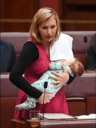 绿党参议员拉里萨·沃特斯 (Larissa Waters) 2017 年在议会母乳喂养她几周大的婴儿。图片：X / Ciku_Muriithi