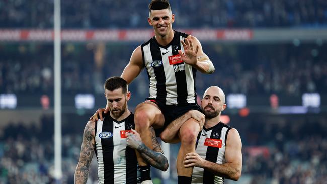 Veteran Collingwood premiership players Jeremy Howe (left), Scott Pendlebury (centre) and Steele Sidebottom have signed one-year deals for 2025. Picture: Dylan Burns / Getty Images