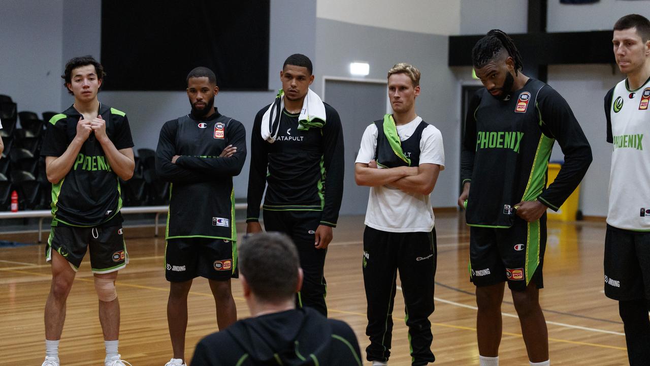 Coach Simon Mitchell speaks to his charges after training. Picture: SEM Phoenix Media