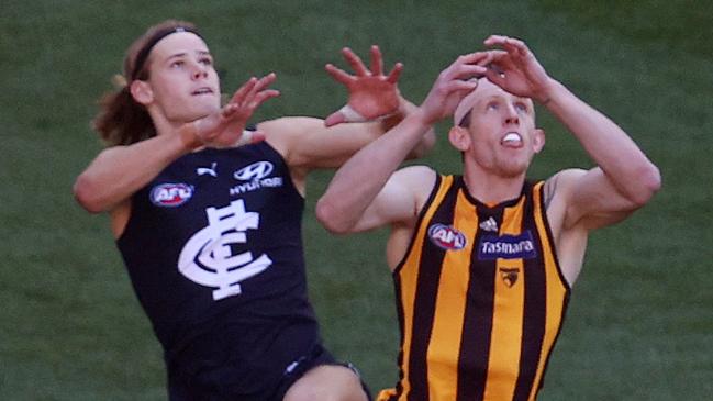 AFL Round 10. 22/05/2021.  Carlton vs Hawthorn at the MCG.   Tom De Koning of the Blues tries to mark over Sam Frost of the Hawks during the 3rd qtr.   .  Pic: Michael Klein