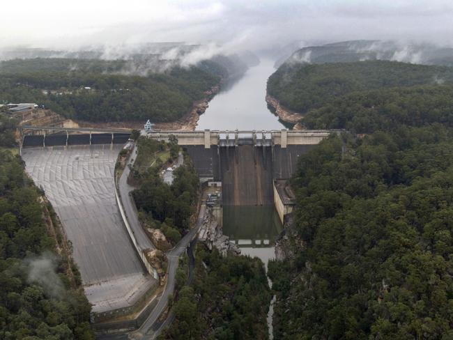 5/07/2019: Foggy conditions at Warragamba Dam in the west of Sydney, NSW. PIC: Toby Zerna