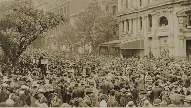 Armistice Day Melbourne 1918. Picture: State Library