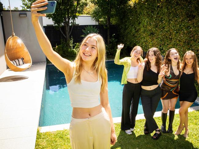 MELBOURNE, NOVEMBER 18, 2022: School leavers Tallulah Dawson (with camera taking selfie), Andie Grant, Sascha Rowe, Ruby McLoughney and Ashley Vinci, all 18, are ready to party at Byron Bay. Picture: Mark Stewart