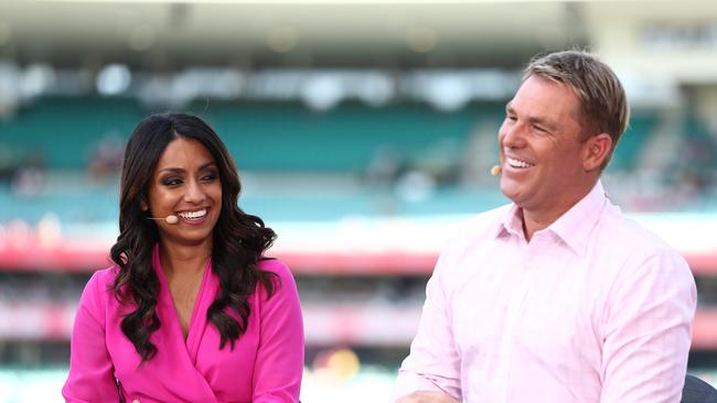 Isa Guha and Shane Warne commentating for Fox Cricket.