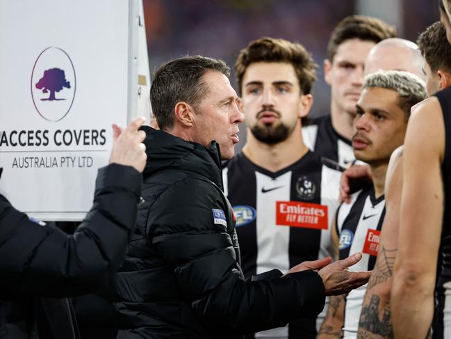 Craig McRae’s ability to inspire his charges in close games has helped Collingwood develop an edge. Picture: Dylan Burns/AFL Photos via Getty Images.