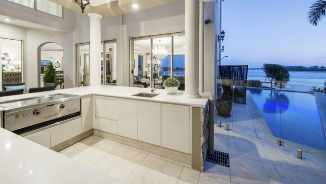 Among the amazing features at 28 Hampton Court, Paradise Point, is a fully equipped outdoor Teppanyaki kitchen.