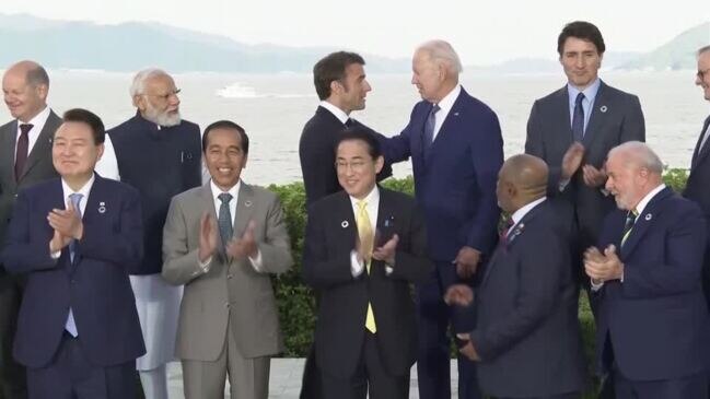 Biden and Macron chat at G7 family photo