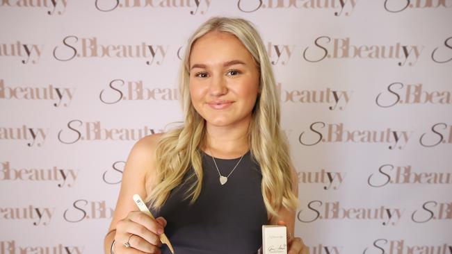 S.bbeautyy owner Shania Gibson has won the Bulletin's best eyelash technician on the Gold Coast competition. Shania at work with a client. Picture Glenn Hampson