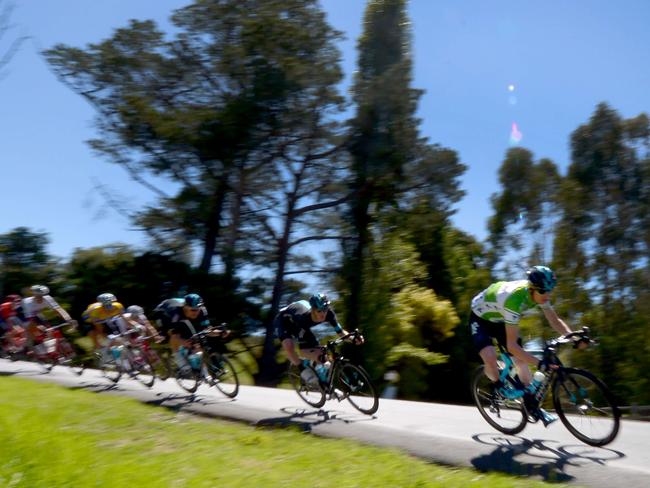 Britain’s Chris Froome (R) leads teammates down a descent during stage three of the 2016 Herald Sun Tour cycling race between Traralgon to Inverloch, in Victoria on February 6, 2016. AFP PHOTO / MAL FAIRCLOUGH -- IMAGE STRICTLY RESTRICTED TO EDITORIAL USE - STRICTLY NO COMMERCIAL USE --