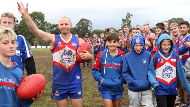 Shane Harvey leaves the field with a guard of honour. Picture: Hamish Blair