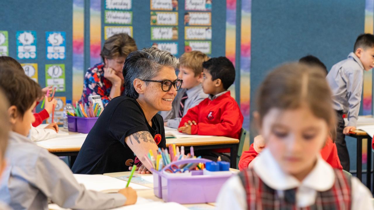 Chair of the Narragunnawali judging panel Sharon Davis chats with Kellyville students. Picture: Reconciliation Australia