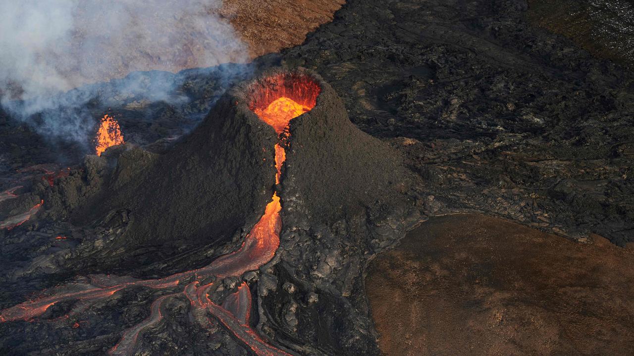 Erupting volcano becomes tourist attraction in Iceland | KidsNews