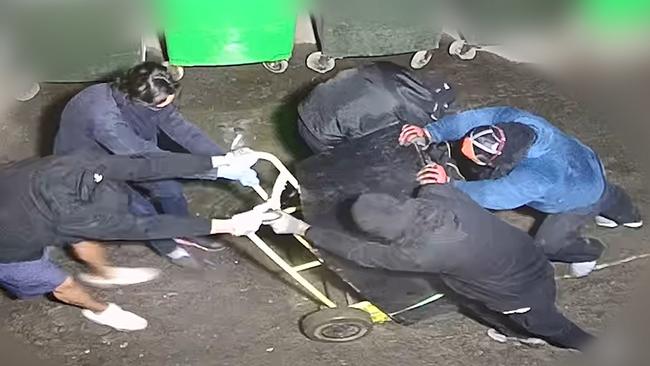 WATCH: Alleged thieves steal safe from Central Qld business