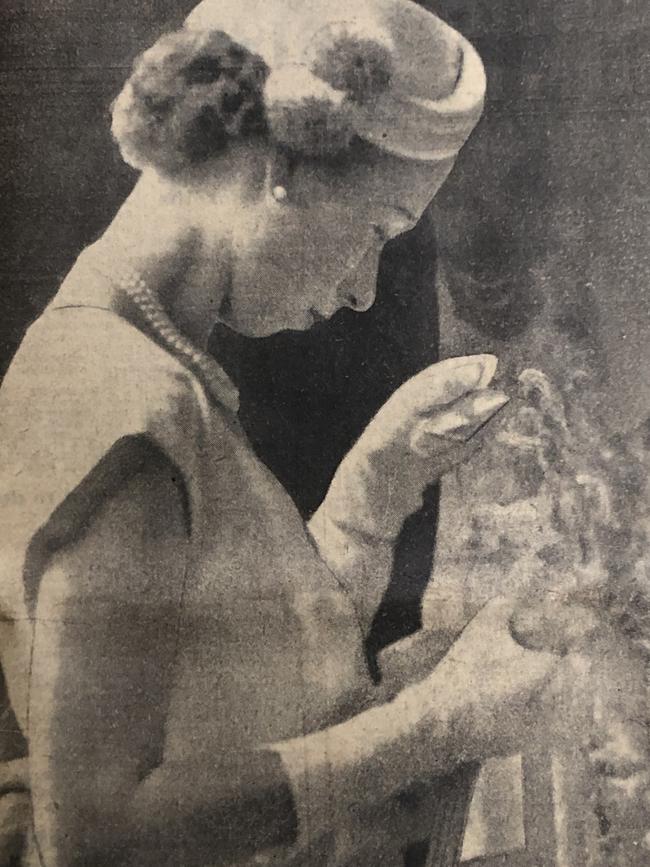 This picture is thought to be the first to show Queen Elizabeth II looking into her hand mirror in public during her visit to Cairns in 1954.