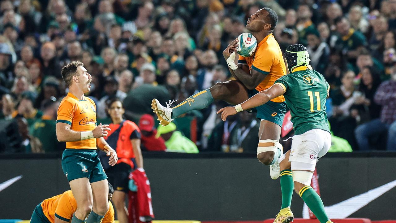 Suliasi Vunivalu catches a high-ball against South Africa (Photo by PHILL MAGAKOE / AFP)