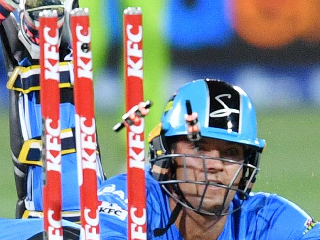 Alex Carey of the Adelaide Strikers is run out during the Big Bash League (BBL) cricket match between the Adelaide Strikers and Sydney Thunder at Adelaide Oval in Adelaide, Saturday, February 1, 2020. (AAP Image/David Mariuz) NO ARCHIVING, EDITORIAL USE ONLY, IMAGES TO BE USED FOR NEWS REPORTING PURPOSES ONLY, NO COMMERCIAL USE WHATSOEVER, NO USE IN BOOKS WITHOUT PRIOR WRITTEN CONSENT FROM AAP