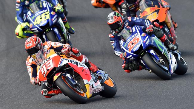 Honda rider Marc Marquez (#93) of Spain leads a pack during the Australian MotoGP Grand Prix at Phillip Island on October 22, 2017.  / AFP PHOTO / PETER PARKS / -- IMAGE RESTRICTED TO EDITORIAL USE - STRICTLY NO COMMERCIAL USE --