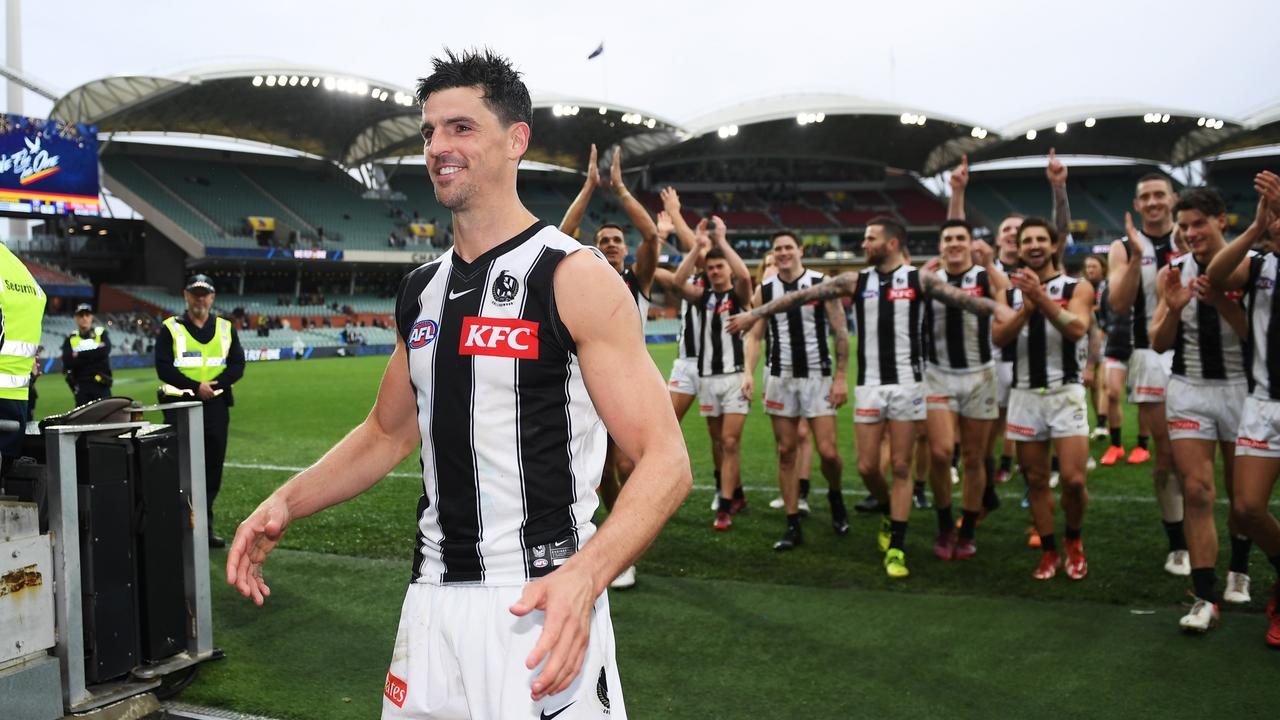 Scott Pendlebury is applauded from the field after his 350th game.