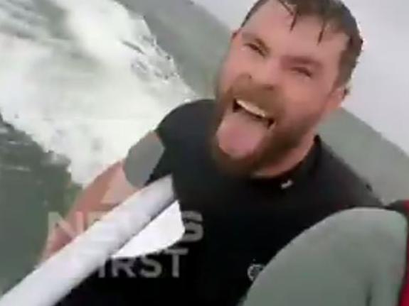 Actor Chris Hemsworth snaps his board in wild Gold Coast surf. Photo: Seven News Gold Coast