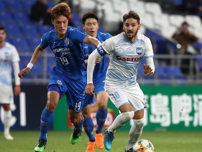 ULSAN, SOUTH KOREA - MAY 07: Milos Ninikovic of Sydney FC competes for the ball with Park Yong-woo of Ulsan Hyundai during the AFC Champions League Group H match between Ulsan Hyundai and Sydney FC at Ulsan Munsu Football Stadium on May 07, 2019 in Ulsan, South Korea. (Photo by Chung Sung-Jun/Getty Images)