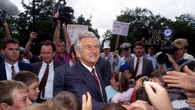 MELBOURNE, AUSTRALIA - 1990: Former Australian Prime Minister Bob Hawke during a press conference in Melbourne. (Photo by Impressions Photography/Getty Images)