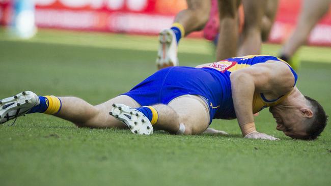 Luke Shuey after pinging his hamstring.