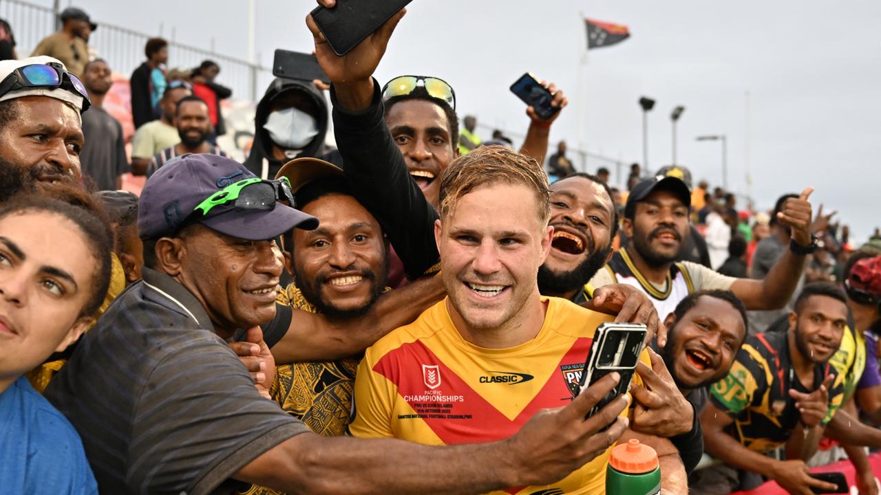 Papua New Guinea rugby league fans pictured with Jack de Belin Picture NRL photos
