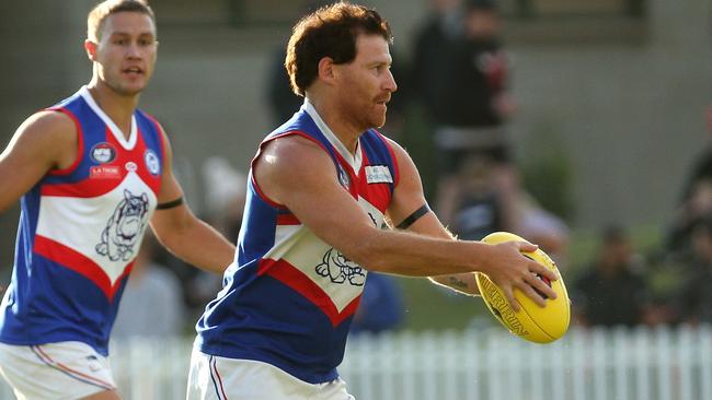 Shane Harvey in action for North Heidelberg.