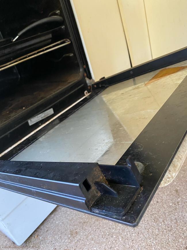 A tenant says this oven is broken and hasn't worked for at least three years.