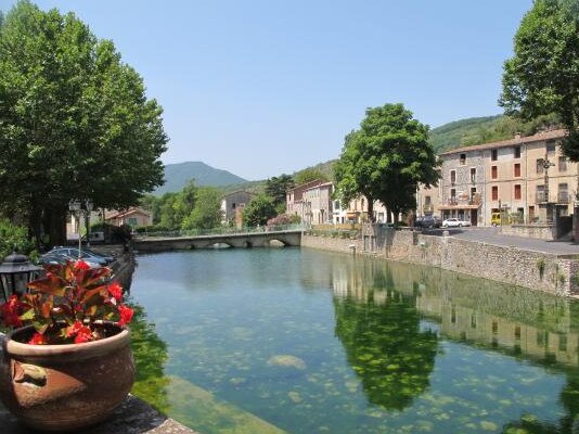 The sleepy settlement of Lunas, along the Gravezon River, is best known for its rambling stone houses and picturesque surrounding countryside.