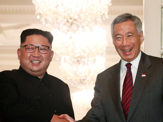 North Korea's leader Kim Jong Un shakes hands with Singapore's Prime Minister Lee Hsien Loong at the Istana in Singapore June 10, 2018.  REUTERS/Edgar Su - RC171544FB30
