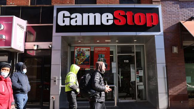 NEW YORK, NEW YORK - JANUARY 28: People walk by a GameStop store in Brooklyn on January 28, 2021 in New York City. Markets continue a volatile streak with the Dow Jones Industrial Average rising over 500 points in morning trading following yesterdays losses. Shares of the video game retailer GameStop plunged.   Spencer Platt/Getty Images/AFP == FOR NEWSPAPERS, INTERNET, TELCOS & TELEVISION USE ONLY ==