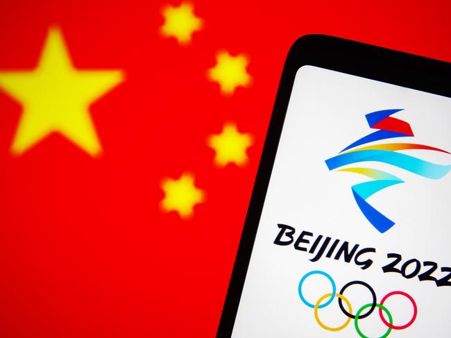 UKRAINE - 2021/12/07: In this photo illustration, the 2022 Winter Olympics (XXIV Olympic Winter Games or Beijing 2022) logo is seen on a smartphone screen with a flag of China in the background. (Photo Illustration by Pavlo Gonchar/SOPA Images/LightRocket via Getty Images)