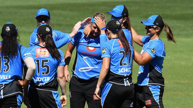 Sophie Devine’s Strikers teammates rub her blue headband as if for luck. Photo: Daniel Kalisz/Getty Images