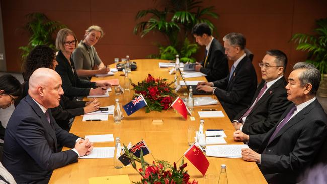 Chinese Foreign Minister Wang Yi (R) meets with New Zealand Prime Minister Christopher Luxon and advisers in Wellington. Picture: Getty Images.