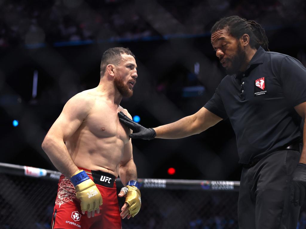 Dvalishvili receiving a warning from referee Herb Dean. (Photo by Christian Petersen/Getty Images)