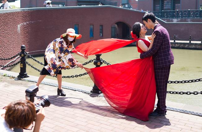 A couple has their photos shot in Thamestown, a town modelled on London that is located near Shanghai.